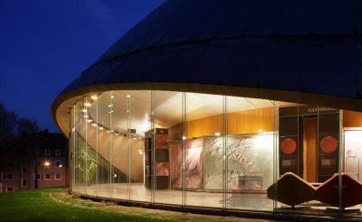 Planetarium in der Dämmerung