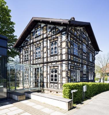 Junkerhaus Lemgo mizt gläsernem Verbindungsbau zum Anbau