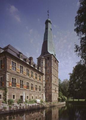 Westflügel und Turm mit Wassergraben