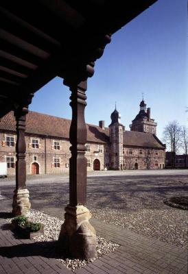 Blick auf den Vorhof des Schlosses