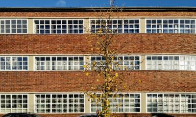 Fassadenausschnitt mit Fensterbändern