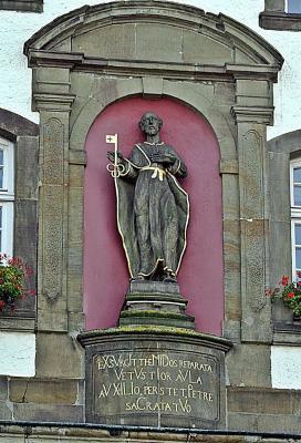 Petrusfigur in einer Nische