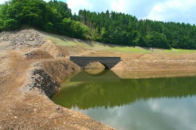 Brücke am Hemmerschröcken im Stauraum der Wahnbachtalsperre, normalerweise überflutet