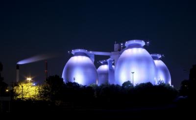 Faulbehälter bei Nacht