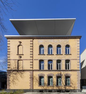 Justizzentrum - Ehem. Gymnasium am Ostring mit Flugdach (Seitenansicht) 
