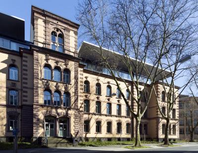 Justizzentrum - Ehem. Gymnasium am Ostring mit Flugdach (Frontansicht)