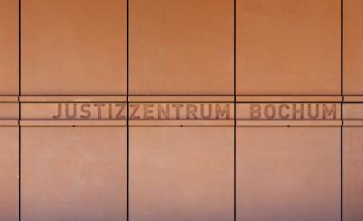 Justizzentrum - Schriftzug an der Außenfassade im Eingangsbereich des Hauptgebäudes  
