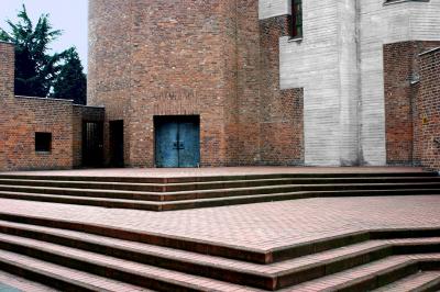 Treppen zur Kirche Christi Auferstehung in Köln-Lindenthal
