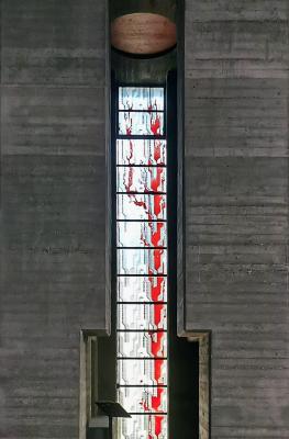 schmales farbiges Kirchenfenster
