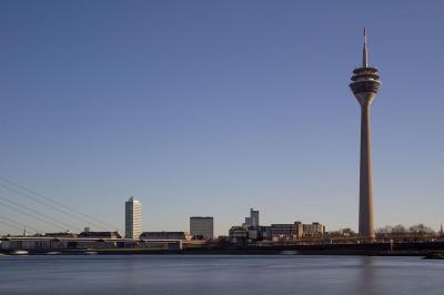 Reinufer mit Rheinturm