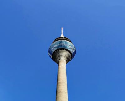 Rheinturm von unten