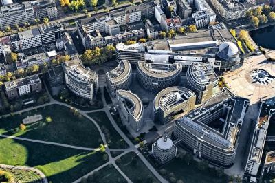Mediapark Köln, östliche Rundbauten mit der Mediapark-Klinik