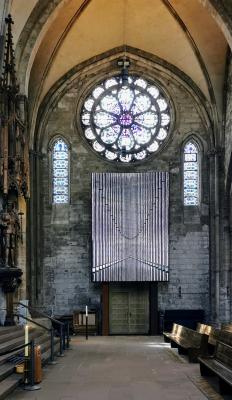 Chororgel über dem Eingang im südlichen Querhaus