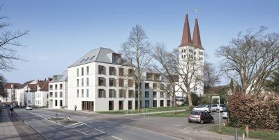 Straßenperspektive mit Blickrichtung Nordosten, Kirchturm im Hintergrund