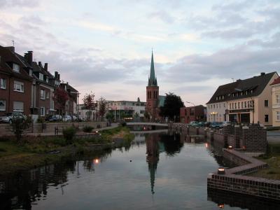 Wall- und Grabenanlagen in Dorsten mit Blick auf ev. Johanneskirche