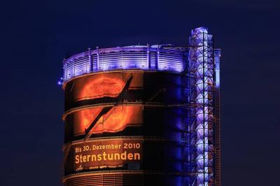 Gasometer Oberhausen mit Außenbeleuchtung