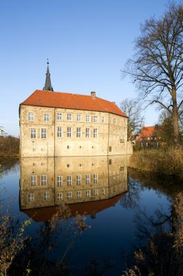 Blick über den Wassergraben auf die Burg