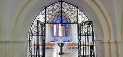 Blick in den Kirchenraum durch Eingangsportal