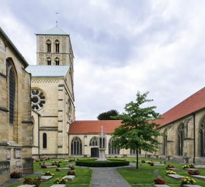  Friedhof der Domherren im Innenraum des Kreuzgangs