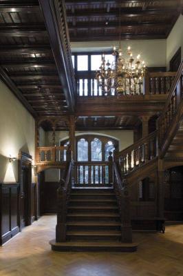 Zweigeschossige Halle