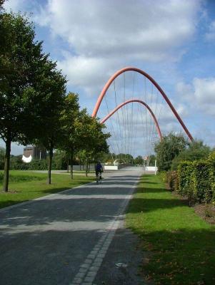 Allee zur Kanalbrücke