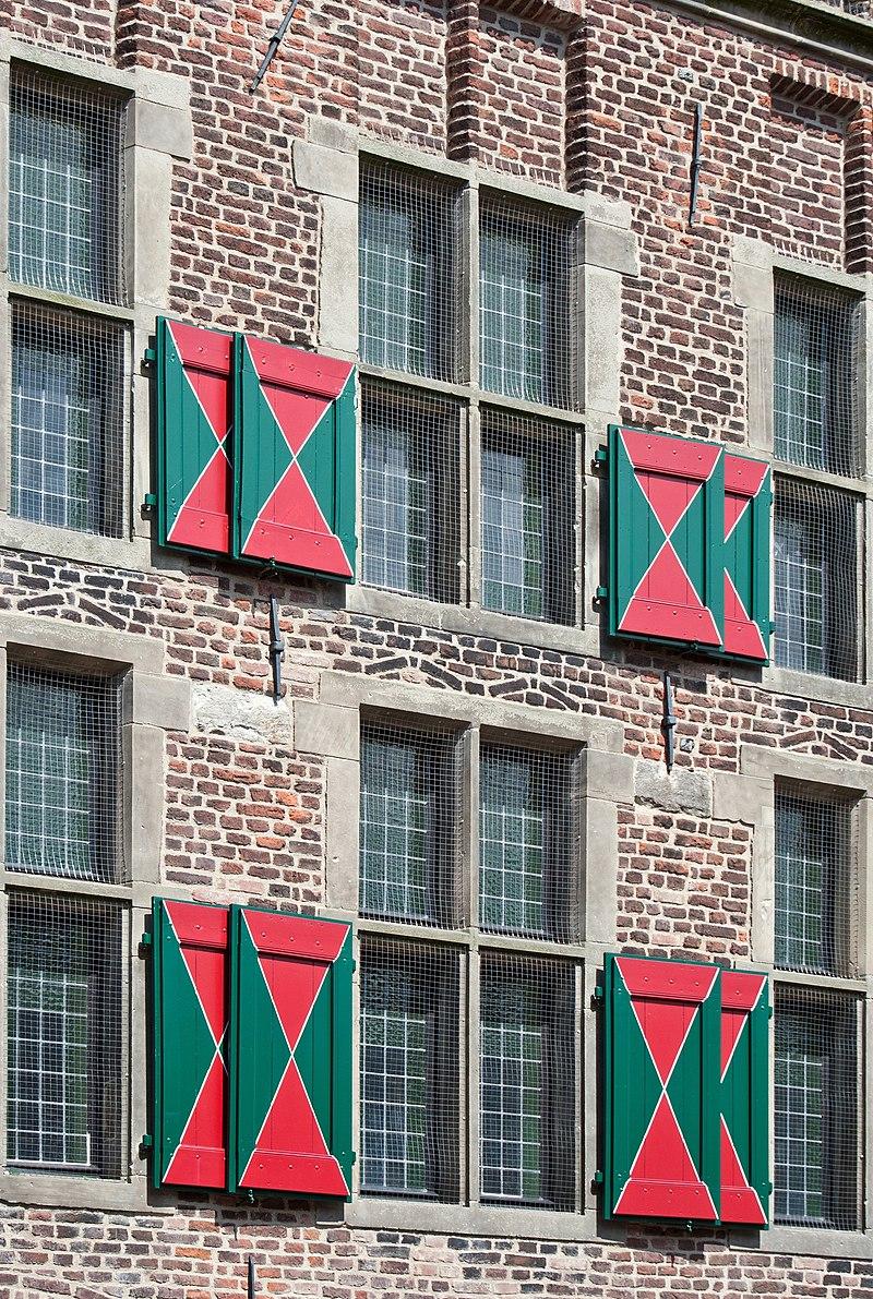 Bunte Fensterläden aus Holz