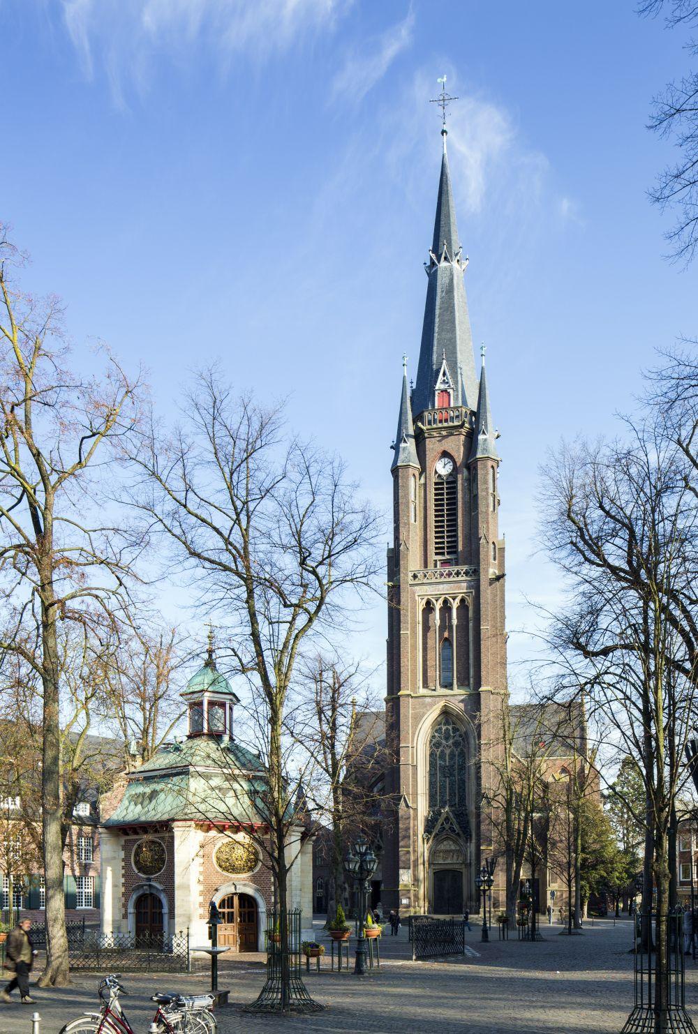 Marienbasilika mit Gnadenkapelle im Vordergrund