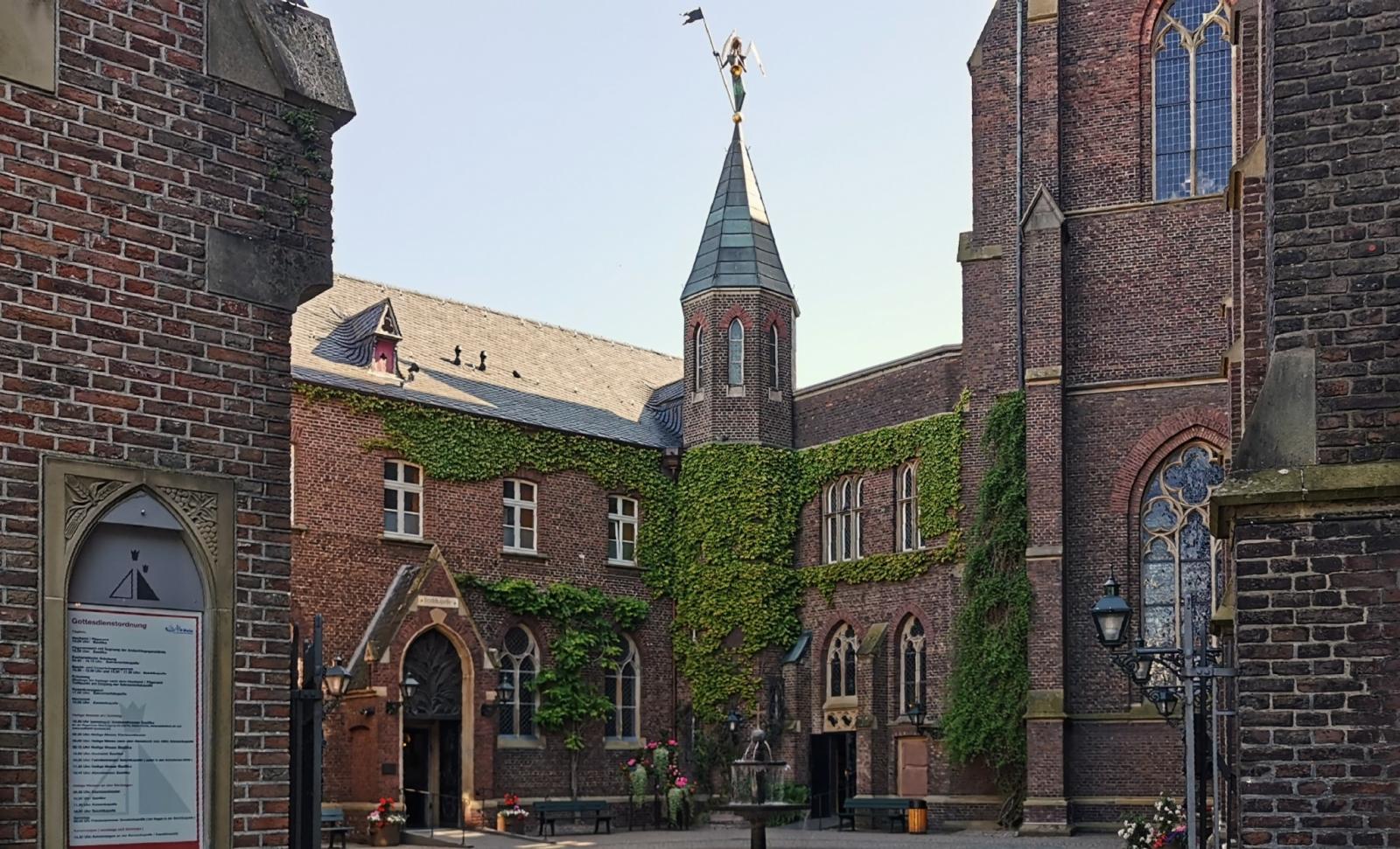 Blick in den Brunnenhof mit der Beichtkapelle