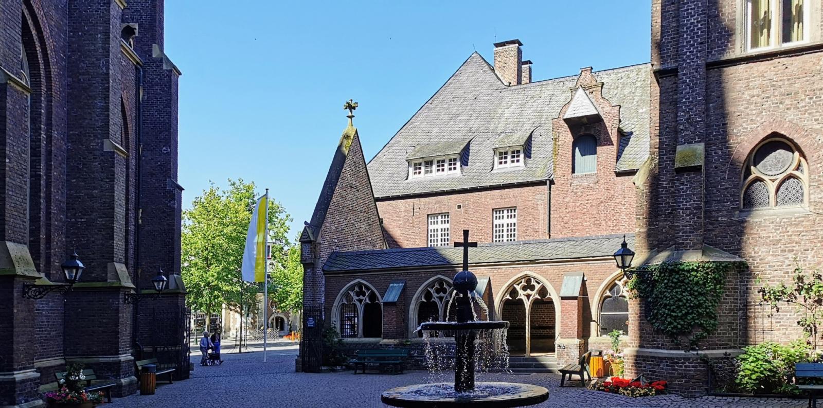 Brunnenhof mit Sakramentskapelle