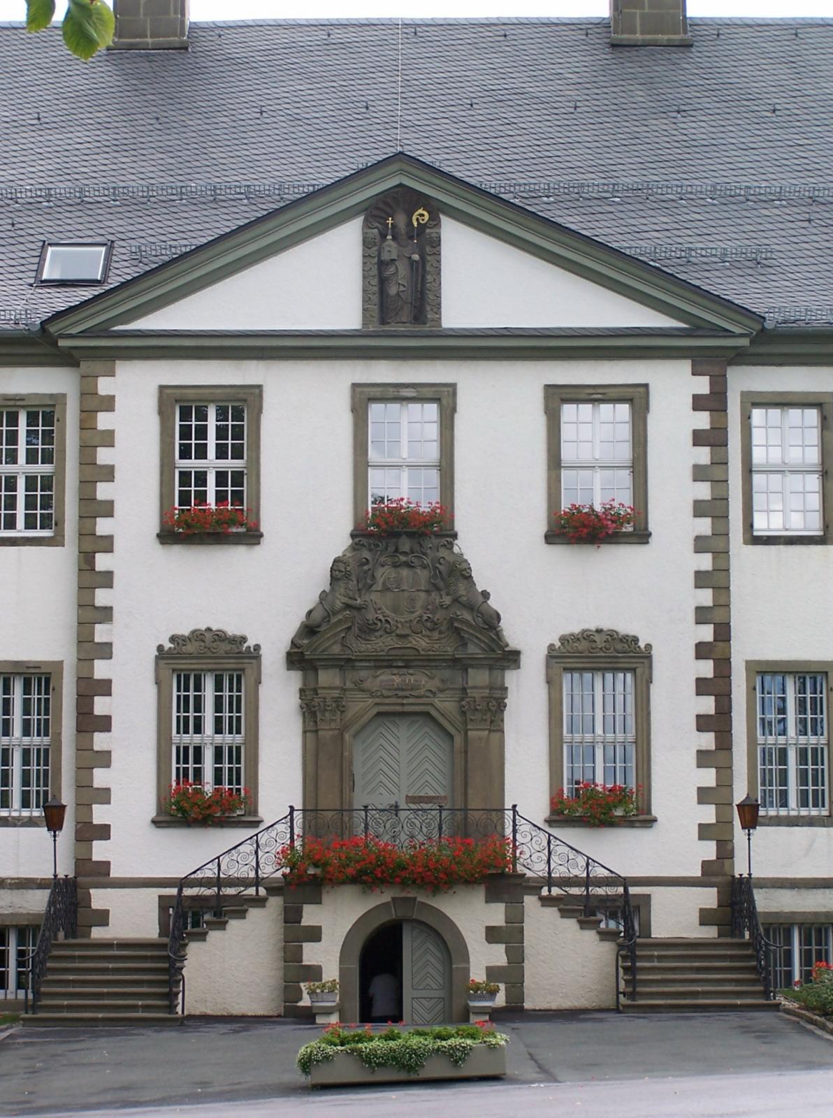 Mittelrisalit mit barockem Eingang mit Klosterwappen