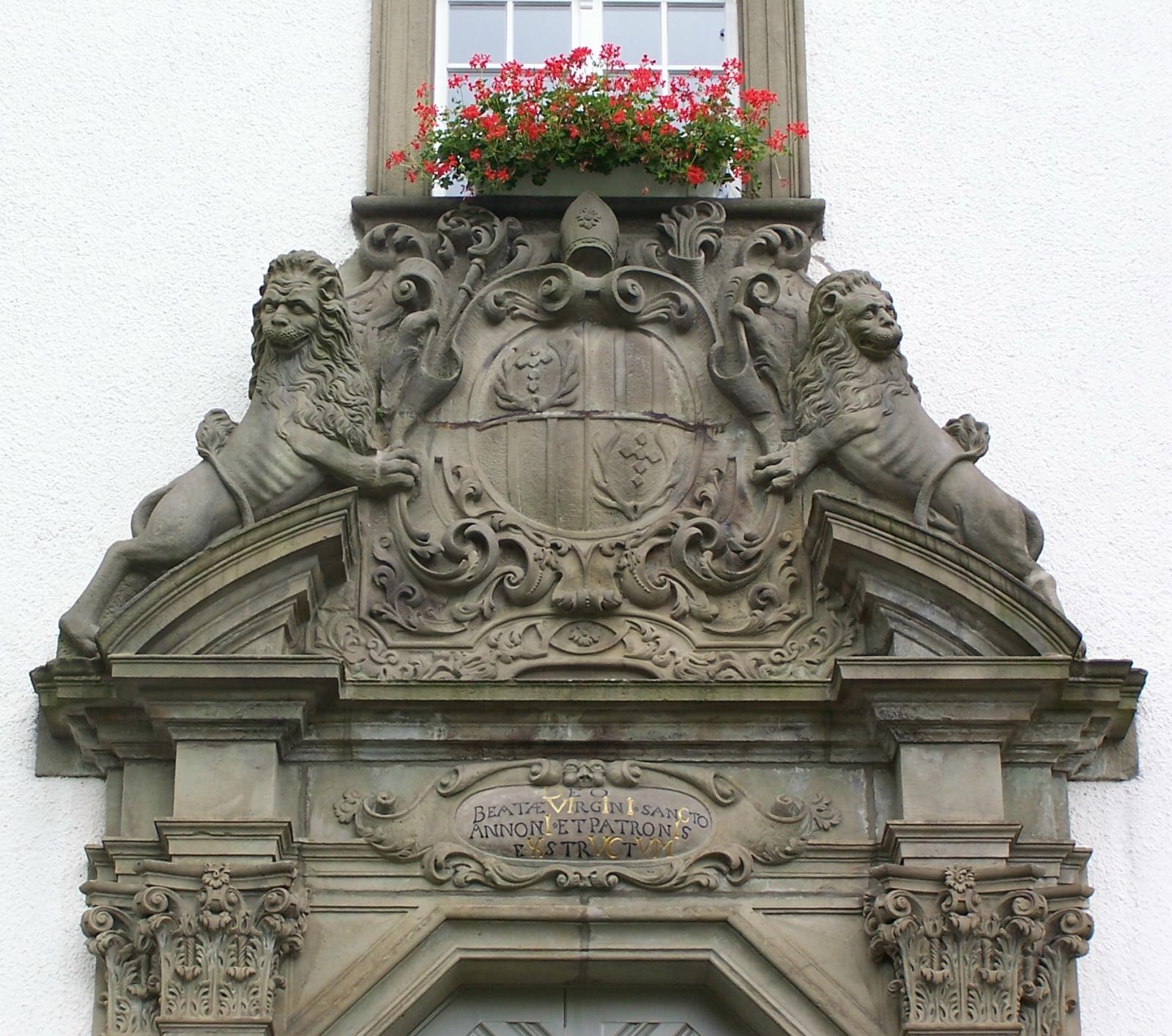 Klosterwappen am Eingang