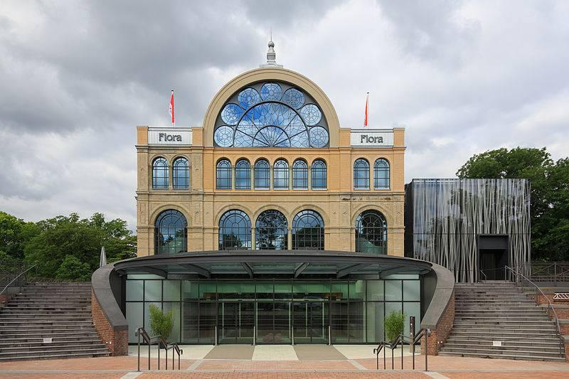Nordfassade des renovierten Festhauses mit Eingang zu den Sälen
