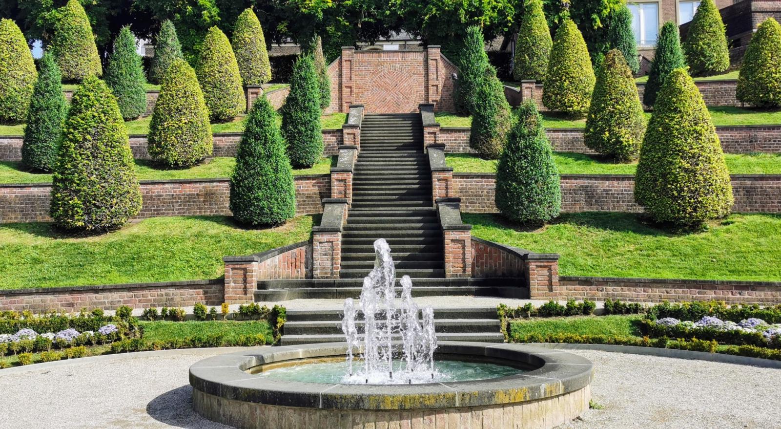 Brunnen vor dem Treppenaufgang zum Kloster 