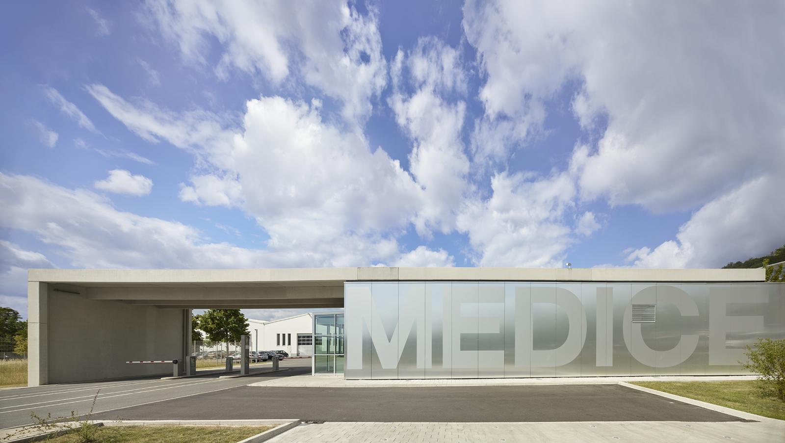 Hauptverwaltung Medice, Eingangsportal