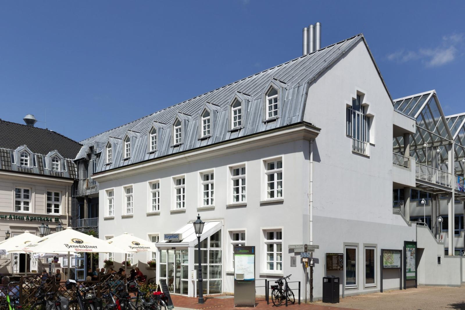 Südwestansicht mit Anschluss an die Alte Apotheke