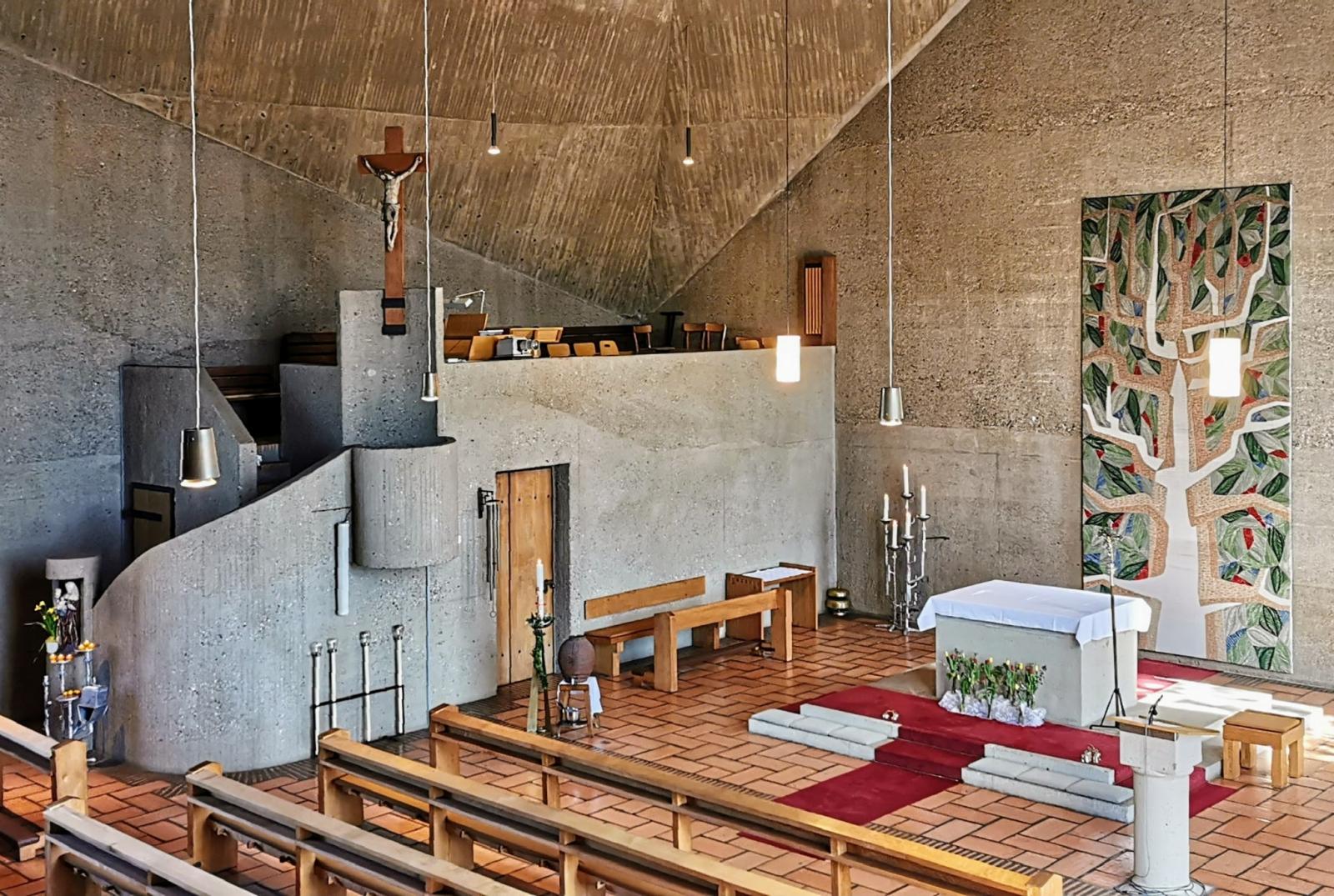 Innenraumansicht mit Einbauten und Altar