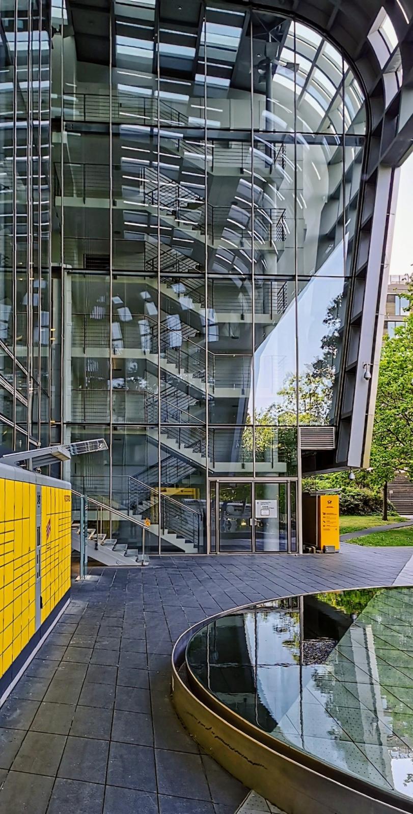 Blick zum verglasten Treppenhaus