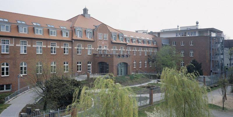 Nordfassade mit der ehemaligen Zufahrt zum Krankenhaus.