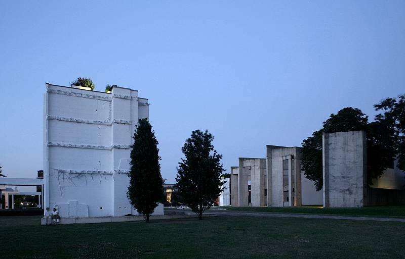 Garten der Erinnerung neben Gemeindezentrum & Synagoge am Innenhafen Duisburg