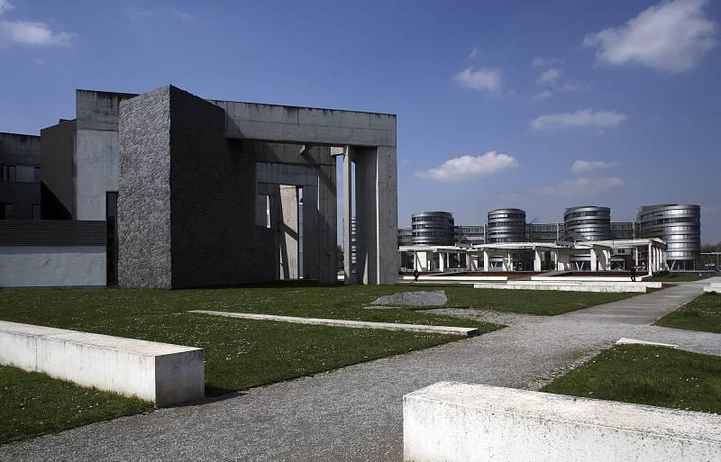 Jüdisches Gemeindezentrum & Synagoge mit Garten der Erinnerung und Five Boats im Hintergrund
