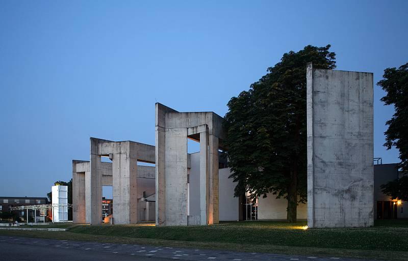 Gemeindezentrum und Synagoge bei Dämmerung