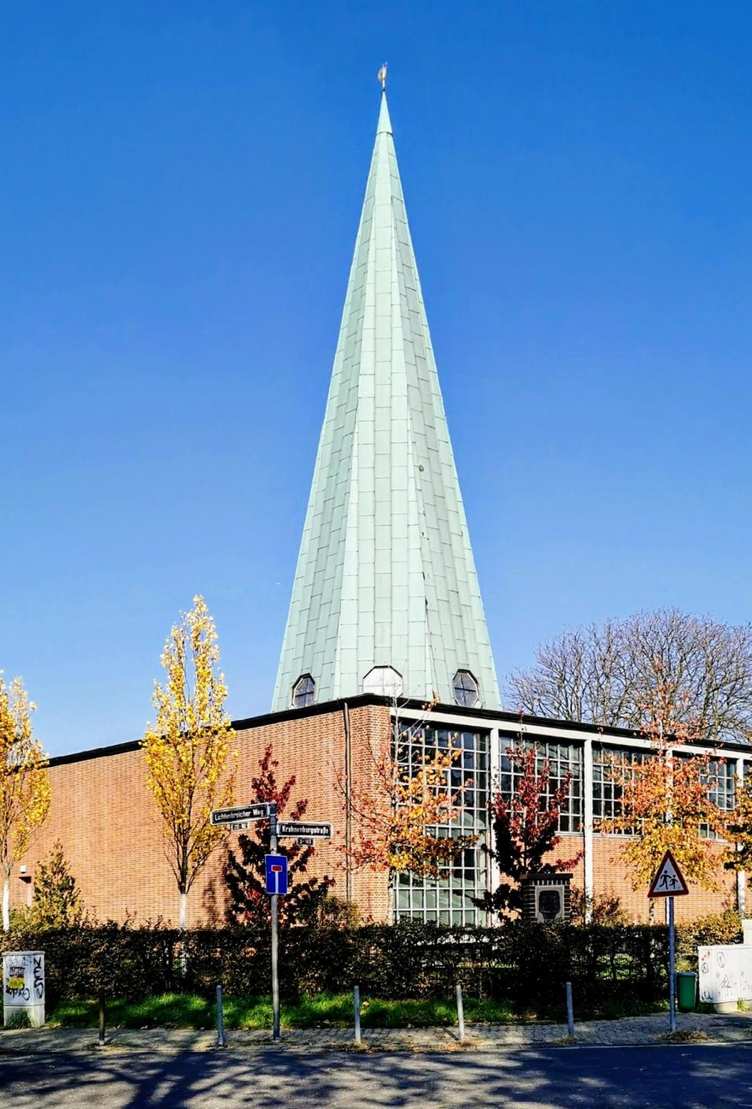 St. Maria Königin Düsseldorf mit oktogonem Turmkegel