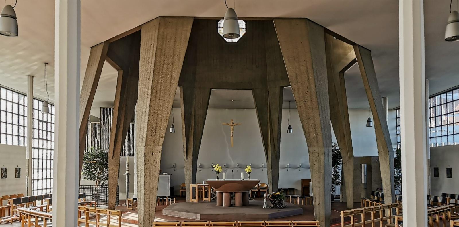 Blick in den Kirchenraum mit den acht Betonstützen unter dem Turmkegel