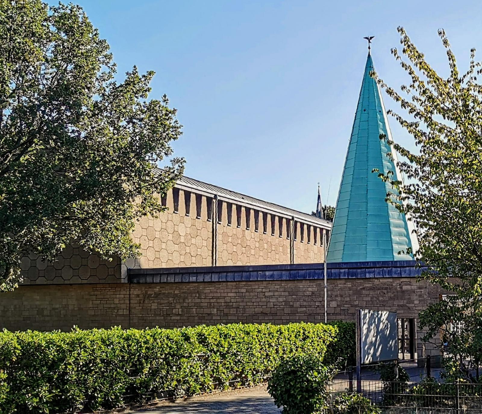 St. Josef Grevenbroich, Eingang zum Innenhof