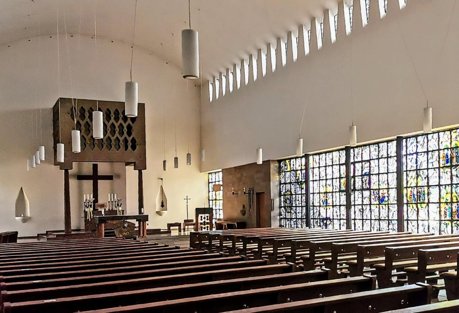 Blick ins Kirchenschiff mit Tonnengewölbe