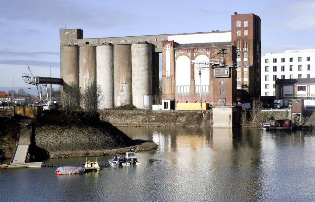 Silogebäude (inks Beton-, rechts Holzsilo) Plange Mühle vor dem Umbau