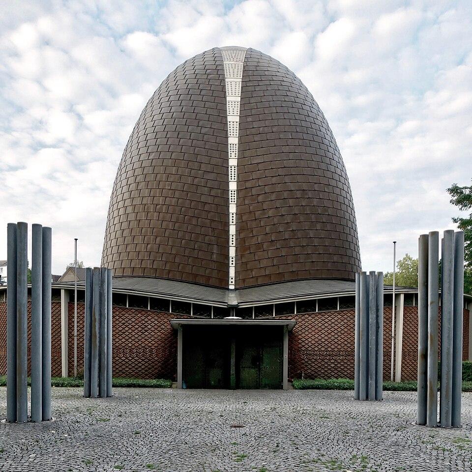 Frontansicht nachkriegsmoderner Neubau St. Rochus, Haupteingang