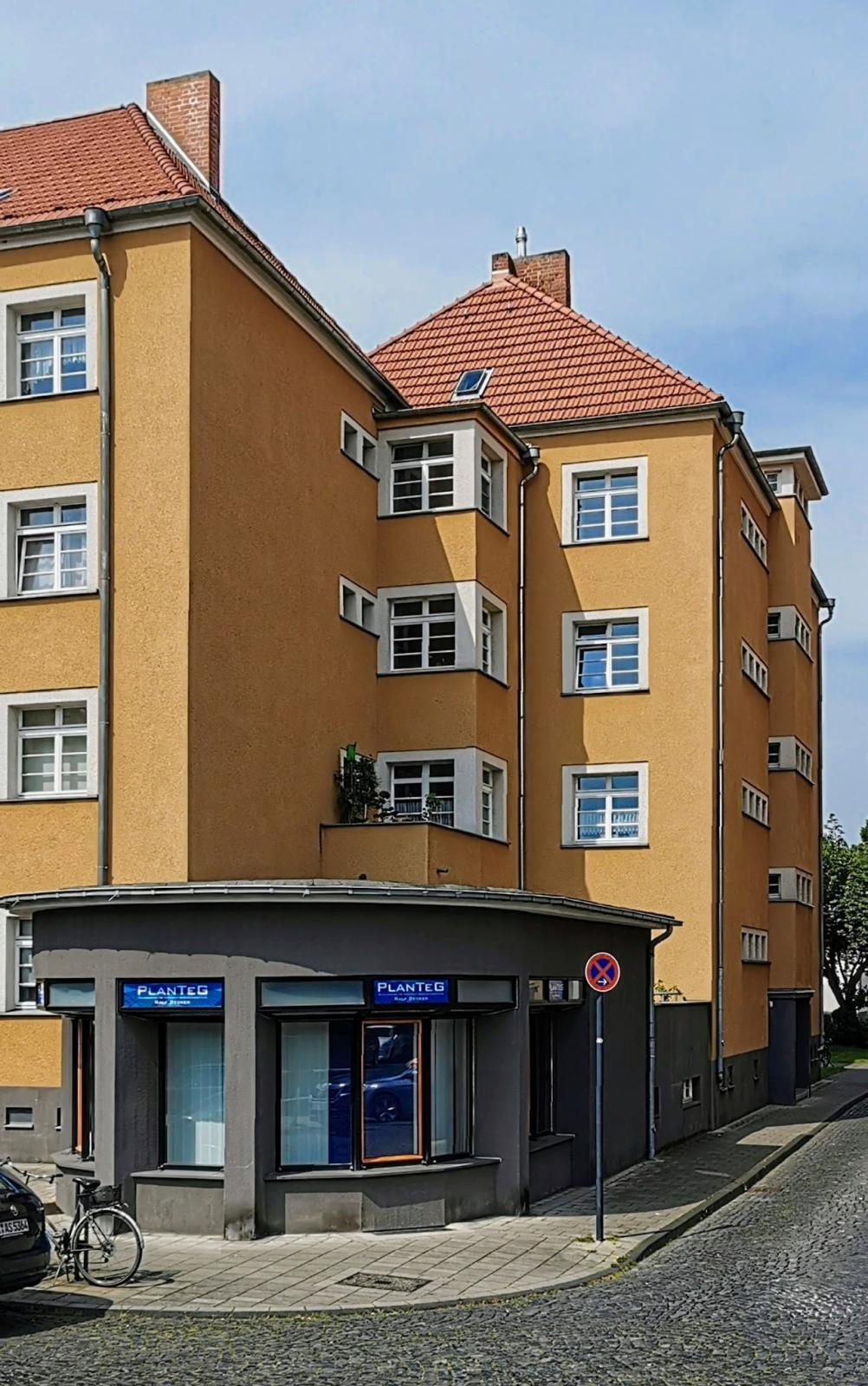 Wohnsiedlung Bickendorf II, Eckgebäude am Wacholderweg