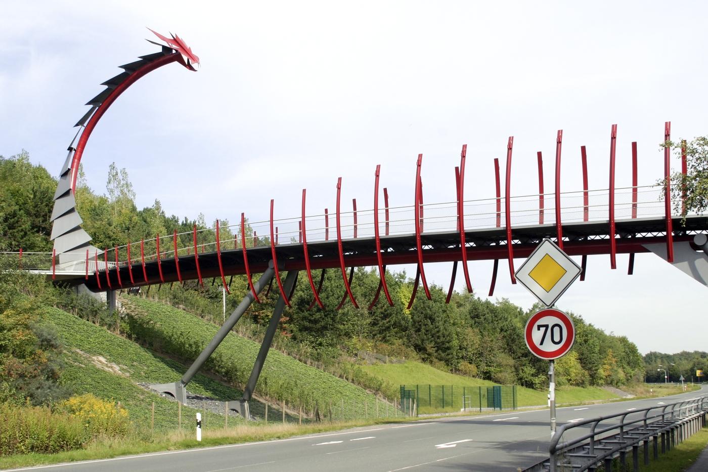 Drachenbrücke von der Straße aus