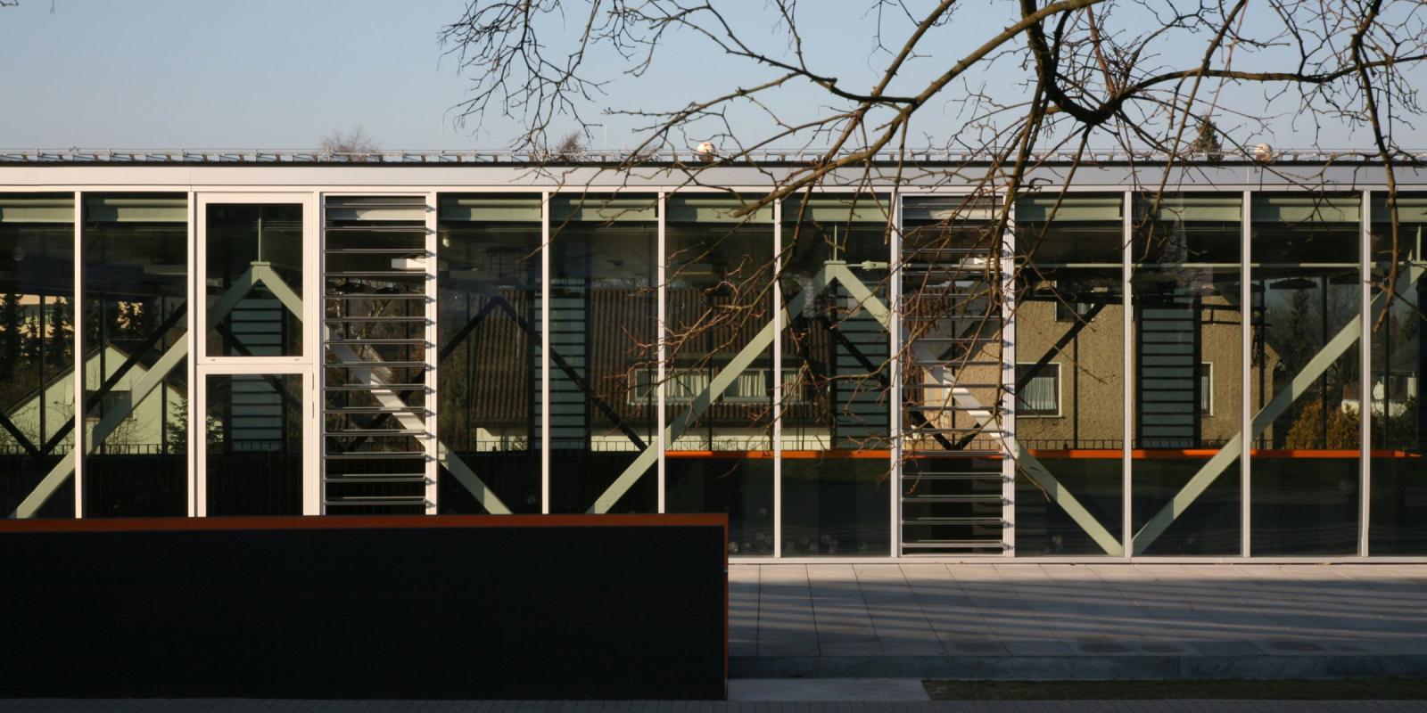 Mehrfachsporthalle, Detailbild Fassade mit hinterliegendem Tragwerk